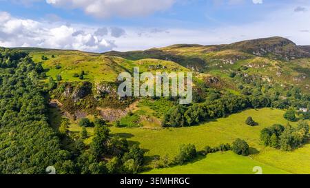 Vue panoramique sur les collines d'Ochil en Écosse, avec des pentes verdoyantes, un terrain accidenté et un paysage vallonné. Banque D'Images