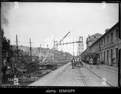 Des navires occupent la base navale de l'arsenal de Brest dans une photographie de presse de 1923 de l'Agence Rol, documentant l'infrastructure maritime et les opérations navales françaises dans le port militaire du Finistère. Banque D'Images
