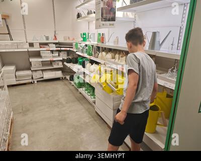 Serbie Belgrade Ikea 03.06.2026 Store Boy Browsing Garden arrosoirs Banque D'Images