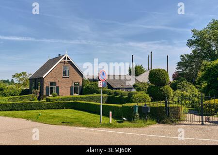 Nederhorst Den Berg, pays-Bas - 24 mai 2026 : une ferme hollandaise traditionnelle présente une architecture classique avec des murs de briques, un toit à pignons et gre Banque D'Images