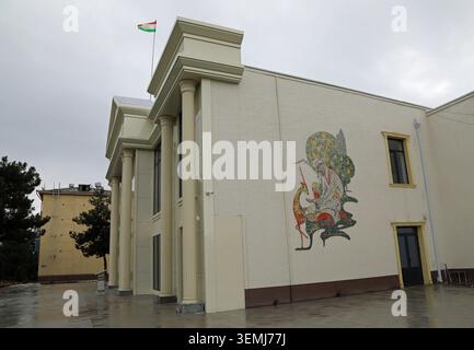 Mosaïque soviétique originale sur le théâtre Pouchkine récemment modernisé à Chkalov près de Khoujand au Tadjikistan Banque D'Images