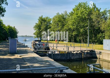Nederhorst Den Berg, pays-Bas - 24 mai 2026 : bateaux naviguant à travers un système d'écluse de canal de la rivière Vecht au Spiegelplas, pour la voie navigable tr Banque D'Images