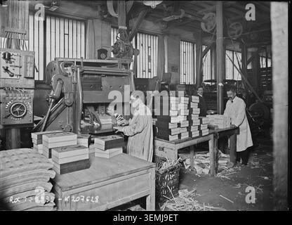 Un coupe-papier double bord se trouve dans un atelier d'impression sur cette photographie de presse de 1928. L'équipement fait partie des opérations de l'industrie graphique et apparaît aux côtés de l'environnement de travail de l'impression commerciale. Banque D'Images