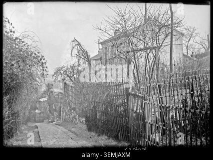L'Agence Rol a photographié des maisons et des jardins de la rue Norvins à Montmartre en 1905, documentant l'architecture résidentielle et les rues du quartier de Montmartre au début du XXe siècle. Banque D'Images