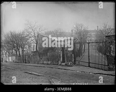 L'entrée d'une villa au 24 rue Norvins dans le quartier de Montmartre à Paris a été photographiée en 1905. La photographie de presse relate l’architecture résidentielle et le caractère d’une rue Montmartre dans le paysage urbain de l’époque. Banque D'Images