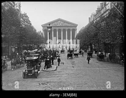Taxis et calèches circulent rue Royale à Paris en 1906, passant près de l'église Sainte-Madeleine et illustrant les transports urbains du début du XXe siècle. Banque D'Images
