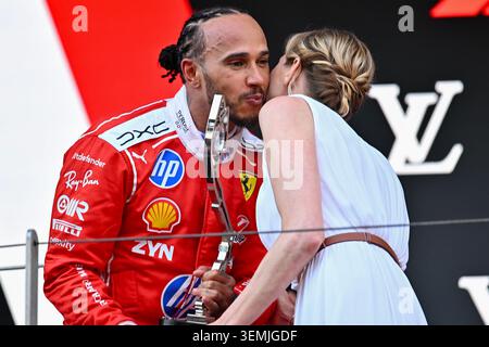 MONTE-CARLO, MONACO - 07 JUIN : Lewis Hamilton de Grande-Bretagne et Scuderia Ferrari reçoit son trophée des mains de Charlene, Princesse de Monaco sur le podium lors du Grand Prix Louis Vitton de Monaco F1 sur le circuit de Monaco le 07 juin 2026 à Monte-Carlo, Monaco.(photo de Vince Mignott/Alamy Live News) Banque D'Images