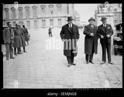 Léon Blum arrive au Château de Versailles pour les élections présidentielles du 10 mai 1932, alors que l’Agence Rol photographie la conférence politique et les personnalités françaises présentes aux débats. Banque D'Images