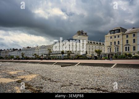 Llandudno, pays de Galles, Royaume-Uni, 6 juin 2026 : la parade en bord de mer de Llandudno présente une architecture victorienne le long de la promenade et une large plage de galets, créant un Banque D'Images