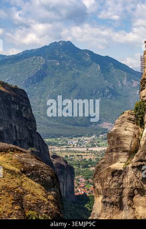 Vue sur Kalambaka depuis le monastère de Varlaam, perché sur les formations rocheuses des Météores, en Grèce Banque D'Images