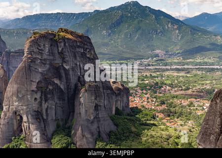Paysage avec des formations rocheuses à Météores, Grèce, montrant Kalambaka au loin Banque D'Images