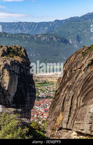 Paysage avec des formations rocheuses à Météores, Grèce, montrant Kalambaka au loin Banque D'Images