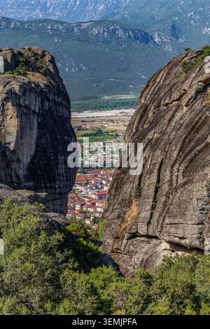 Paysage avec des formations rocheuses à Météores, Grèce, montrant Kalambaka au loin Banque D'Images