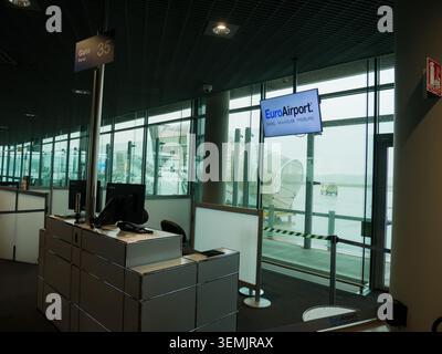 Intérieur moderne de l'aérogare internationale avec comptoirs d'enregistrement vides. Voyages d'affaires, aviation et industrie du tourisme mondial Banque D'Images