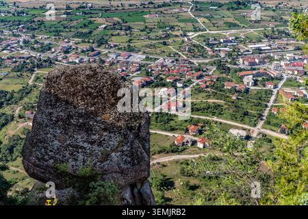 Vue d'un point élevé regardant vers le bas vers la ville de Kalambaka dans les Météores, Grèce Banque D'Images