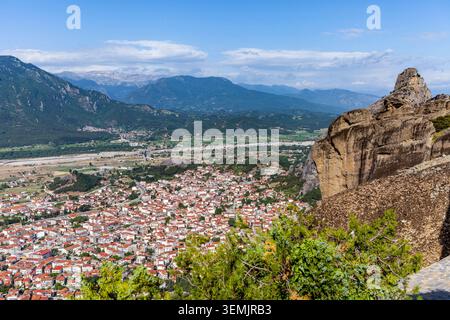 Vue d'un point élevé regardant vers le bas vers la ville de Kalambaka dans les Météores, Grèce Banque D'Images