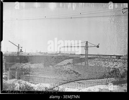 De nouvelles écluses sont en construction à Dunkerque le 7 septembre 1933. La photographie de presse documente les travaux de construction, les grues et l'activité industrielle associés à l'expansion des installations d'écluses dans la zone portuaire. Banque D'Images