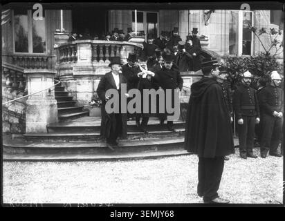 Georges Clemenceau et Louis Lépine visitent Choisy-le-Roi le 23 février 1908. La photographie de presse enregistre leur participation à un rite commémoratif et documente la présence de hauts fonctionnaires français à la cérémonie locale. Banque D'Images