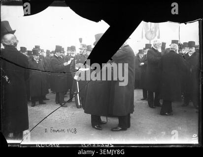 Louis Lépine et Georges Clemenceau apparaissent ensemble dans une photographie de presse de 1908. Le négatif mentionne deux personnalités publiques et hommes d'État français de premier plan, bien que la plaque photographique soit notée comme étant fortement endommagée et seulement partiellement lisible. Banque D'Images