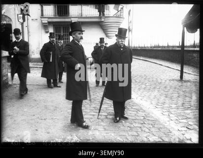 Georges Clemenceau et Louis Lépine assistent à une cérémonie commémorative à Choisy-le-Roi le 23 février 1908. La photographie de presse enregistre les deux personnalités françaises lors d'un événement officiel qui s'est tenu dans la commune du Val-de-Marne. Banque D'Images