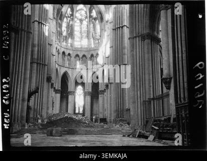 L'intérieur de la cathédrale notre-Dame de Reims, la Marne enregistre l'activité civique et religieuse pendant la première Guerre mondiale en 1917, photographiée par l'Agence de presse Meurisse. Banque D'Images