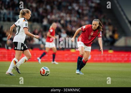 Cologne, Allemagne, 2027 qualification pour la Coupe du monde féminine de la FIFA, Allemagne vs Norvège, Guro Reiten (#11 - Norvège) à la recherche du ballon contrôlé par Elisa S. Banque D'Images
