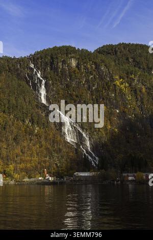 Norvège Modalen, cascade de Kvernhusfossen dans le fjord de Mostraumen Banque D'Images
