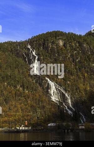 Norvège Modalen, cascade de Kvernhusfossen dans le fjord de Mostraumen Banque D'Images