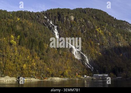Norvège Modalen, cascade de Kvernhusfossen dans le fjord de Mostraumen Banque D'Images