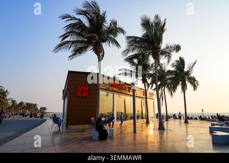 Café Dunkin au coucher du soleil sur le front de mer de Jeddah New Corniche, Arabie Saoudite Banque D'Images