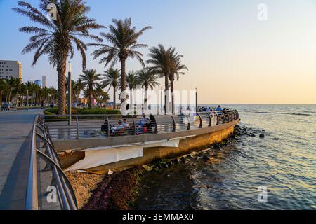Les gens se relaxent sur la jetée courbe du front de mer et la promenade à Jeddah New Corniche, Arabie Saoudite Banque D'Images