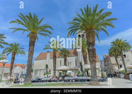 Touristes se relaxant sur la Riva ou la promenade du front de mer, Trogir, Croatie Banque D'Images