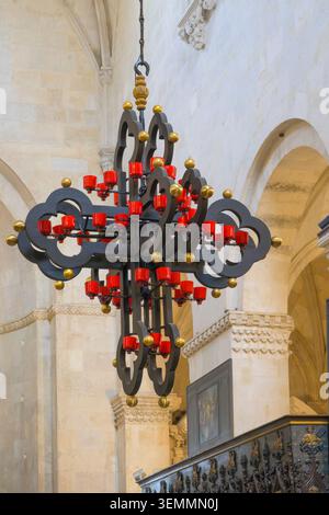 Un chandelier en bois du XVIe siècle est situé à l'intérieur de la cathédrale de chaque Lawrence à Trogir, en Croatie. Il a été restauré de 2023 à 2025. Banque D'Images