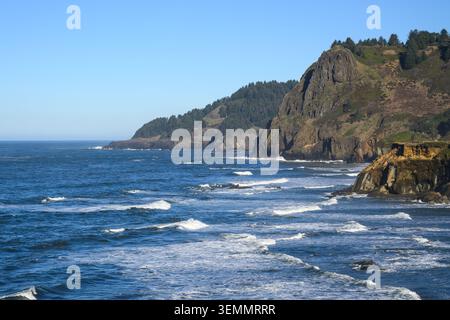 Côte accidentée de l'Oregon, les falaises rejoignent l'océan Pacifique avec un ciel dégagé Banque D'Images