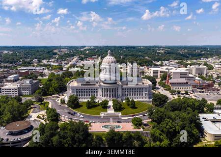 4 juin 2026, Jefferson City, Missouri, États-Unis : vue aérienne du Capitole de l'État du Missouri à Jefferson City, mettant en valeur son dôme emblématique, sa grande architecture et son parc historique surplombant le fleuve Missouri, symbolisant le cœur du gouvernement du Missouri. (Crédit image : © Walter Arce/ASP via ZUMA Press Wire) USAGE ÉDITORIAL SEULEMENT ! Non destiné à UN USAGE commercial ! Banque D'Images