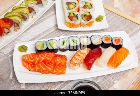 Différents types de sushi et sashimi sur table Banque D'Images