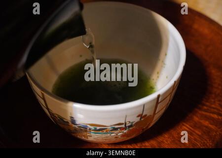 Thé vert Matcha japonais traditionnel dans un bol en céramique Banque D'Images