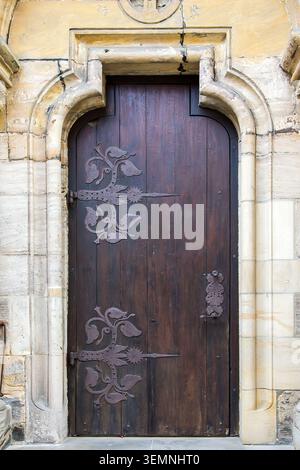 Porte arquée en bois avec motif en métal forgé Banque D'Images