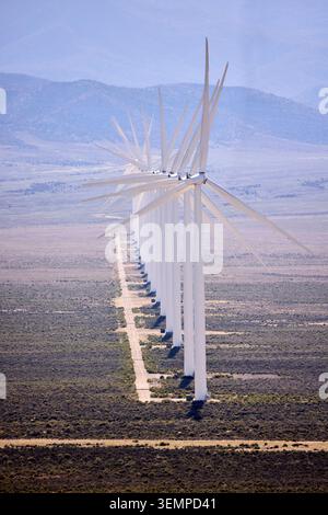 Une longue rangée d'éoliennes dans le désert Banque D'Images