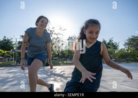 Mère et fille jouant au basket-ball en plein air Banque D'Images