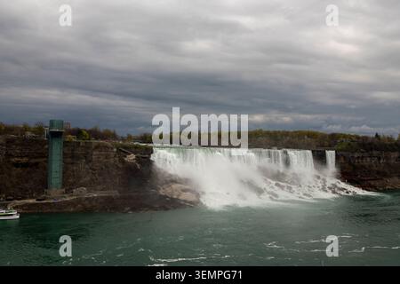 Vue spectaculaire sur les chutes du Niagara sous un ciel orageux Banque D'Images