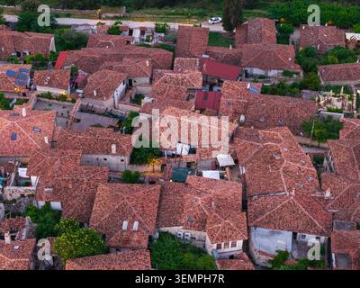 Vue aérienne des maisons traditionnelles en pierre et des toits en terre cuite dans le complexe historique du château de Berat à Berat, Qarku i Beratit, Albanie. Banque D'Images