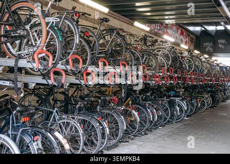 Amsterdam, pays-Bas - 20 avril 2026 : parking pour vélos à plusieurs niveaux près de la gare Amsterdam Muiderpoort à Amsterdam, pays-Bas Banque D'Images