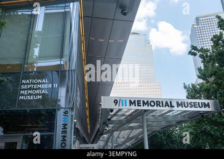 Panneaux devant le National 11 septembre Memorial Museum, New York City, New York, juillet 2025 Banque D'Images