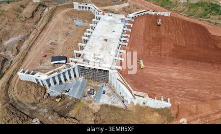 Vue aérienne de la construction de ponceaux en caisson en béton sur un site de projet d'infrastructure majeur, développement de génie civil industriel en Indonésie. Banque D'Images