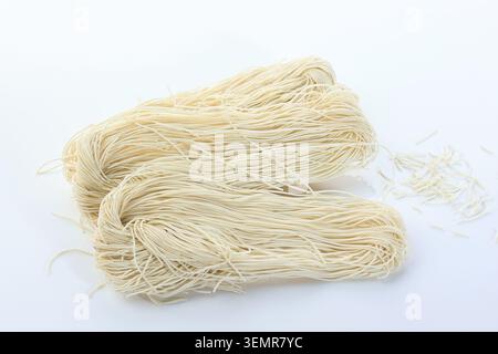Crue séchée Misoa ou Misua, nouilles minces, nourriture chinoise. Isolé sur table blanche Banque D'Images