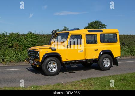2005 jaune Land Rover Defender 110 Td5 LCV Diesel Station Wagon 2500 cc Banque D'Images