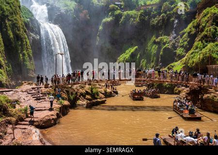 Foules de visiteurs sur la passerelle regardant les cascades d’Ouzoud (Cascades d’Ouzoud) dans la province d’Azilal, Maroc, Afrique du Nord Banque D'Images