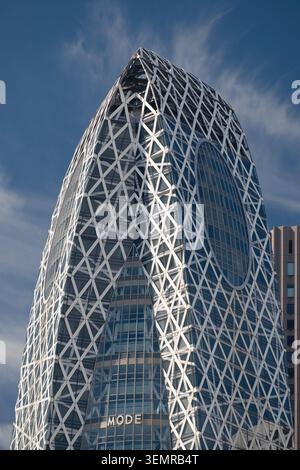 Regardant la façade géométrique moderne en verre de la mode Gakuen Cocoon Tower contre un ciel bleu, Shinjuku, Tokyo, Japon Banque D'Images
