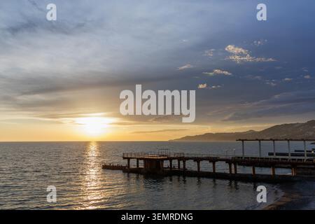 Coucher de soleil sur la mer : la rencontre du soleil et de l'eau. Banque D'Images